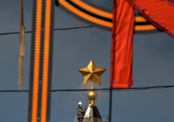 Проведение работ по плановому уходу на обелиске "Городу-герою Ленинграду"