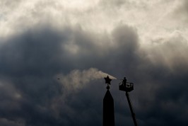 Проведение работ по плановому уходу на обелиске "Городу-герою Ленинграду"