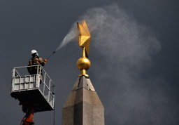 Проведение работ по плановому уходу на обелиске "Городу-герою Ленинграду"