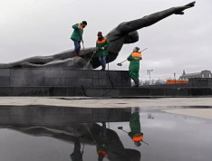Мойка мемориального комплекса в Казани