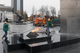 Мойка мемориального комплекса в Казани