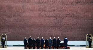 President Putin lays flowers at Tomb of Unknown Soldier